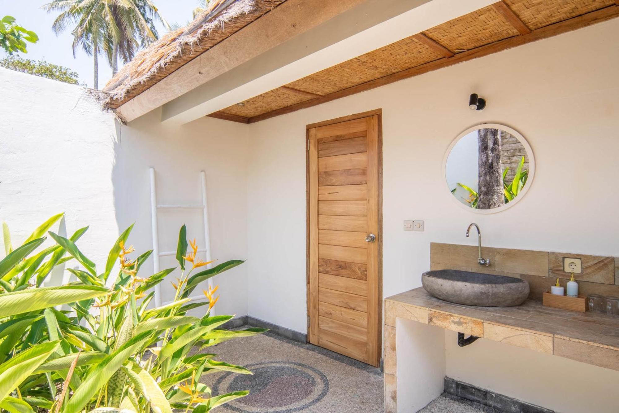 Tiki Boutique Hotel Spa Lombok Selong Belanak Exterior photo